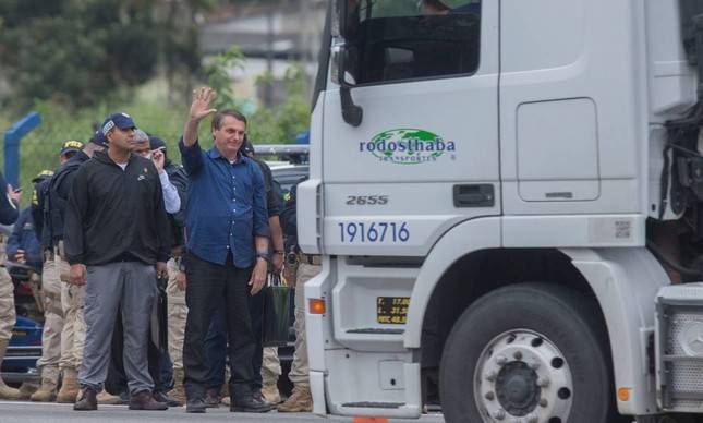 Presidente Bolsonaro quer criar bolsa-caminhoneiro para tentar frear greve no país